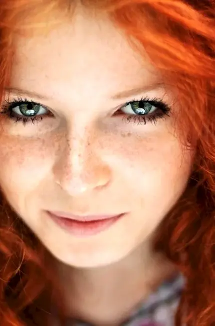 Меган Прескотт в рыжий цвет волос. Красивая девушка