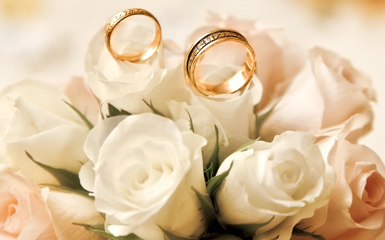 Свадебный букет с обручальными кольцами. Поздравление с годовщиной свадьбы
